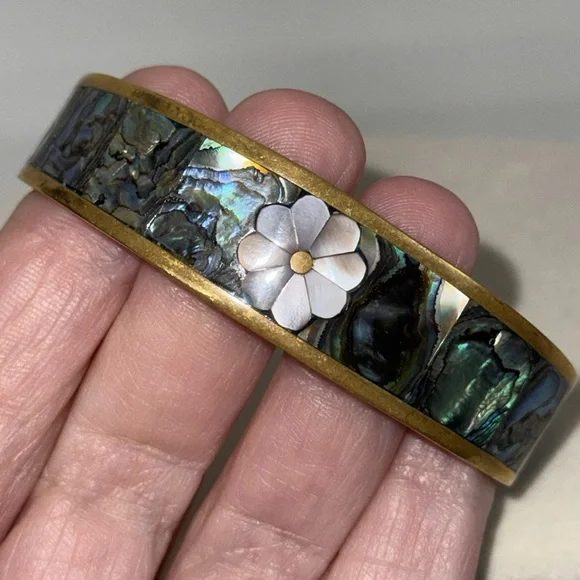 VINTAGE Abalone Inlay Cuff Bracelet With Mother of Pearl Daisy Flower - Picture 11 of 13